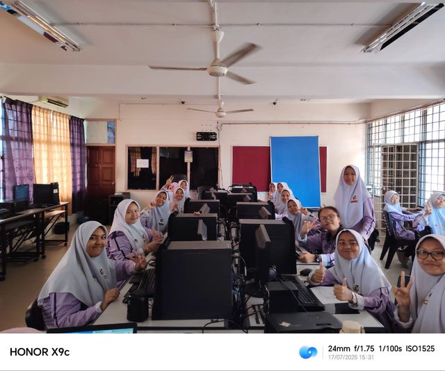 Students in the computer lab during the pilot
